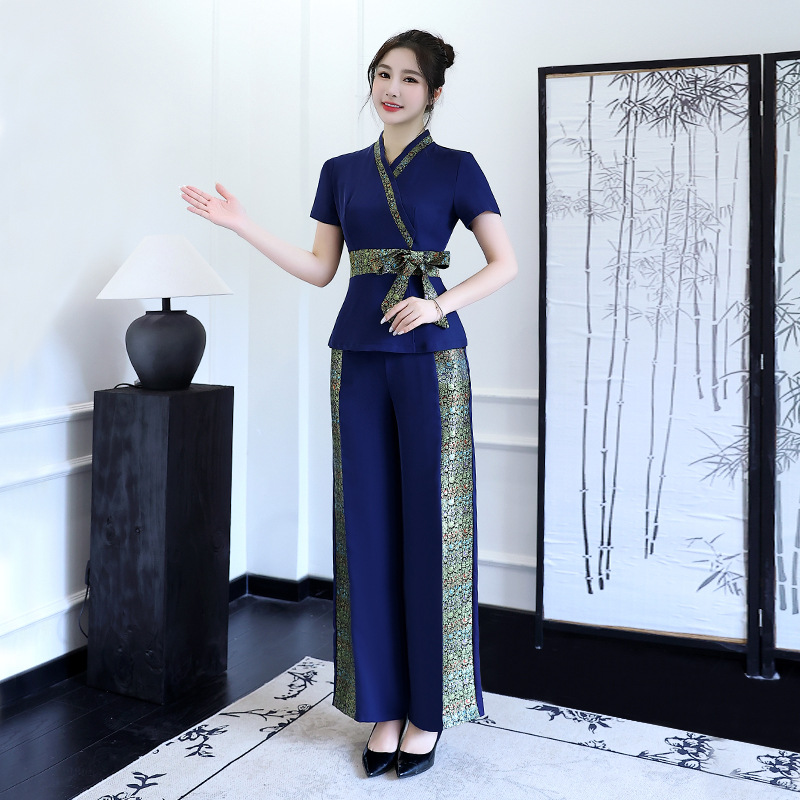 タイのウェルネスセンター女性用スパフットマッサージ技術者作業 - Spa Wellness Center のレビューと価格