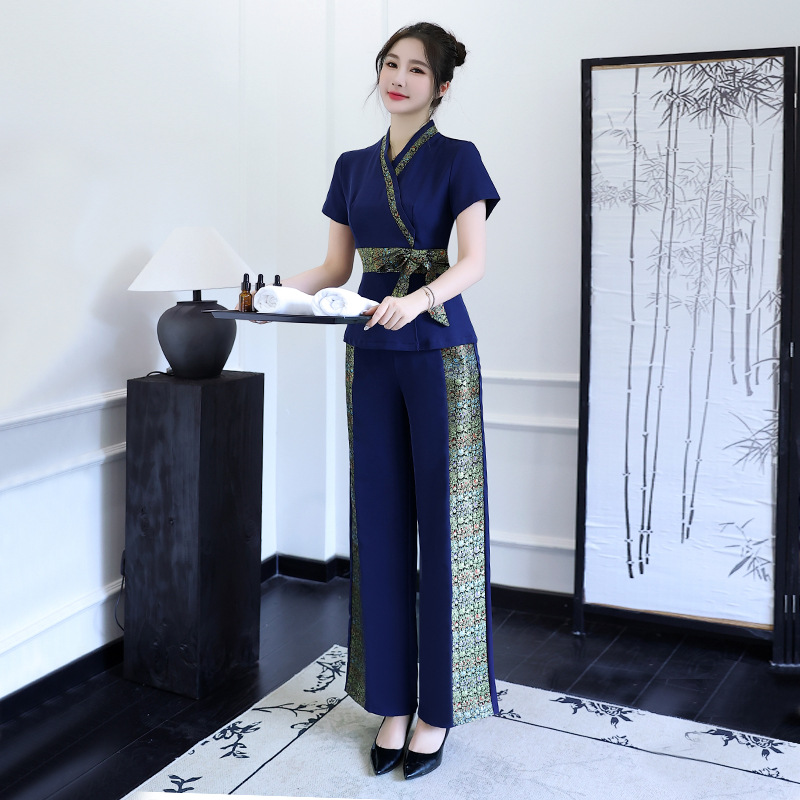 タイのウェルネスセンター女性用スパフットマッサージ技術者作業 - Spa Wellness Center のレビューと価格