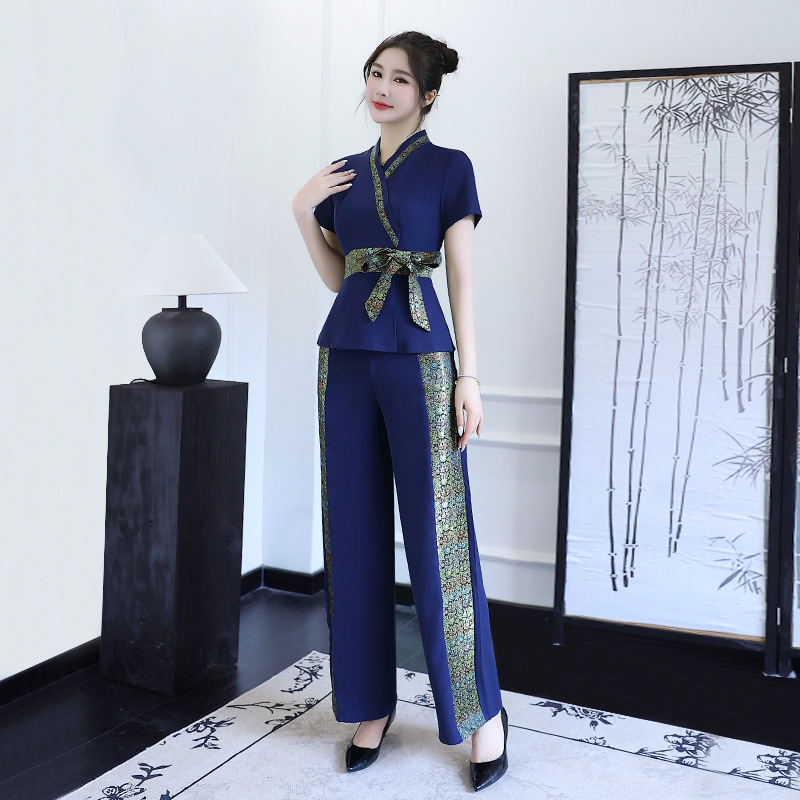 タイのウェルネスセンター女性用スパフットマッサージ技術者作業 - Spa Wellness Center のレビューと価格