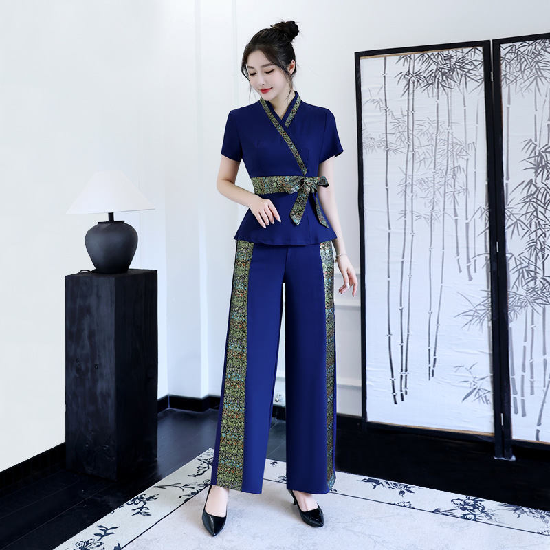 タイのウェルネスセンター女性用スパフットマッサージ技術者作業 - Spa Wellness Center のレビューと価格